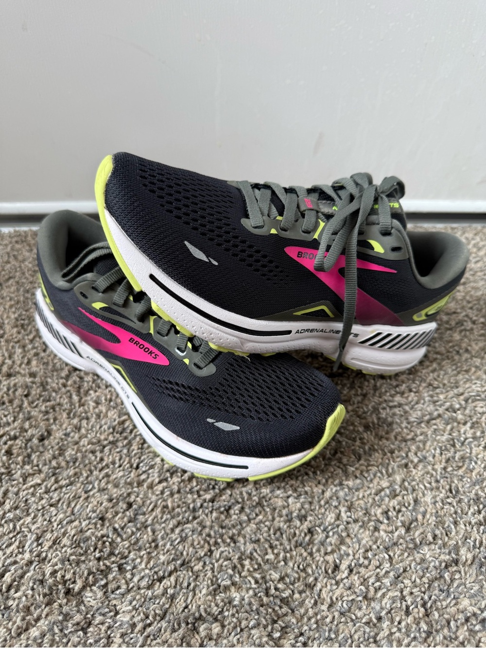 Brooks adrenaline gts 23 size 8 White Black Athletic Sneakers with Gray Suede